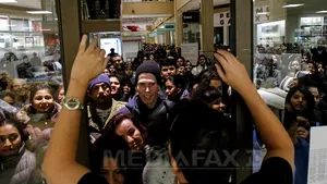 Retailerii americani vor să menţină valul de cumpărători de Thanksgiving şi Black Friday tot sezonul