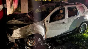 Incendiu de proporţii în Bacău. 9 maşini s-au făcut scrum