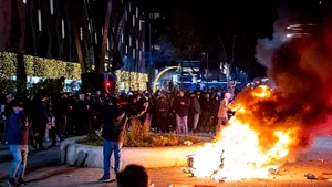 Proteste violente în Ţările de Jos împotriva lockdown-ului. Maşini incendiate şi trenuri oprite spre Rotterdam