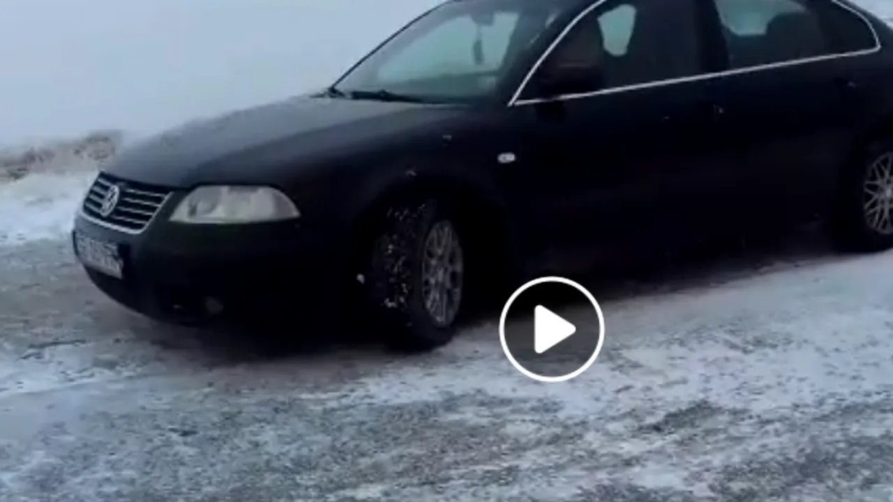 Maşini blocate din cauza zăpezii. Mai mulţi turişti, îmbrăcaţi cu haine de vară, şi fără combustibil, BLOCAŢI pe Transalpina pentru mai multe ore