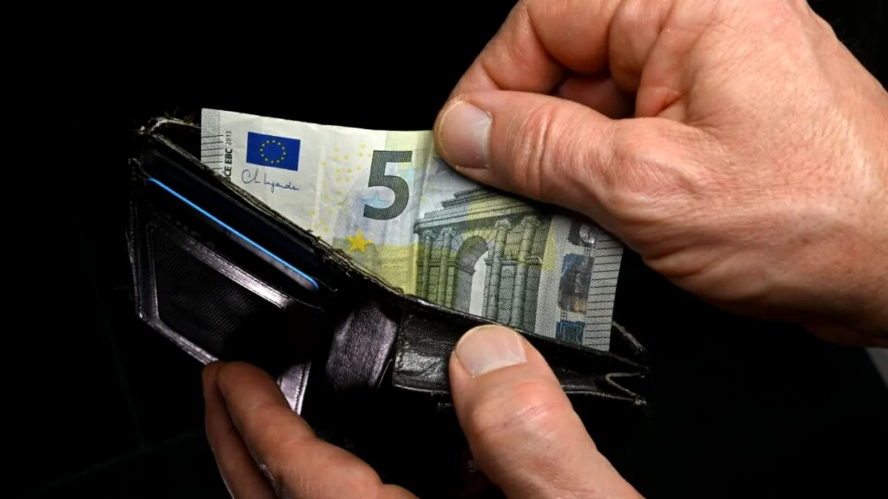 Lovitură pentru românii cu afaceri în Spania: reforma care le-ar fi adus avantaje fiscale și acces mai ușor la „șomaj” a fost blocată