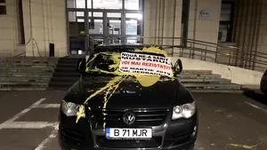 Intrarea în sediul ministerului Justiţiei şi o maşină, murdărite de protestatari cu ketchup şi muştar | FOTO