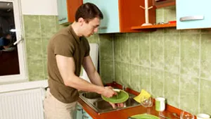 Bărbaţii care spală vasele au o viaţă sexuală mai bună