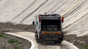 Contractele de salubrizare din Bucureşti, întrerupte în instanţă. Consiliul Concurenţei vrea licitaţii noi