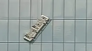 Cei doi muncitori suspendaţi pe o platformă, pe faţada Turnului 1WTC din New York, au fost salvaţi - VIDEO