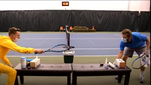 Haz de necaz: Tenis de pandemie, cu Ira şi Ian. Nici măcar fileul nu scapă de dezinfecţie | VIDEO