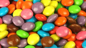 Motivul neaşteptat pentru care pachetele de Skittles conţin predominant bomboane de culoare galbenă - VIDEO