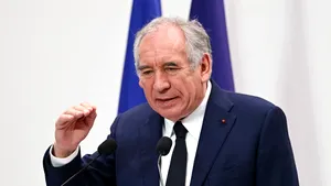 Francois Bayrou pierde votul de încredere și își va prezenta demisia. El a prezentat un pachet de măsuri de combaterea a deficitului, dar opoziția și sindicatele l-au primit cu proteste