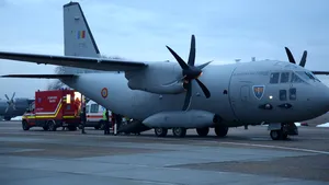 Un pacient cu Covid-19 în stare gravă a fost adus din Suceava la Bucureşti cu o aeronavă a Forţelor Aeriene Române