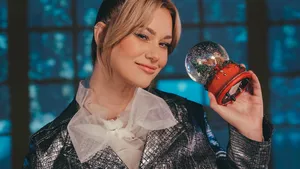 Feli ştie şi cântă că „Moş Crăciun eşti şi tu”
