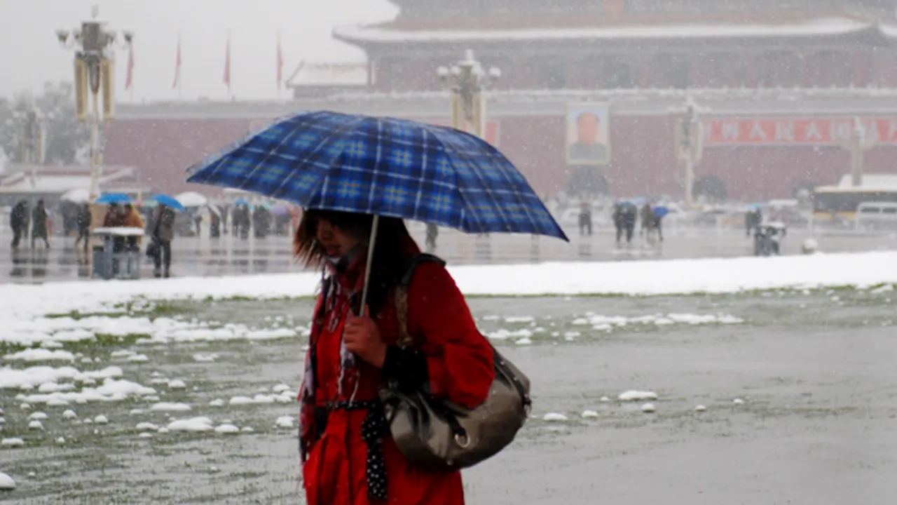 Prima ninsoare a anului la Beijing, provocată de meteorologi
