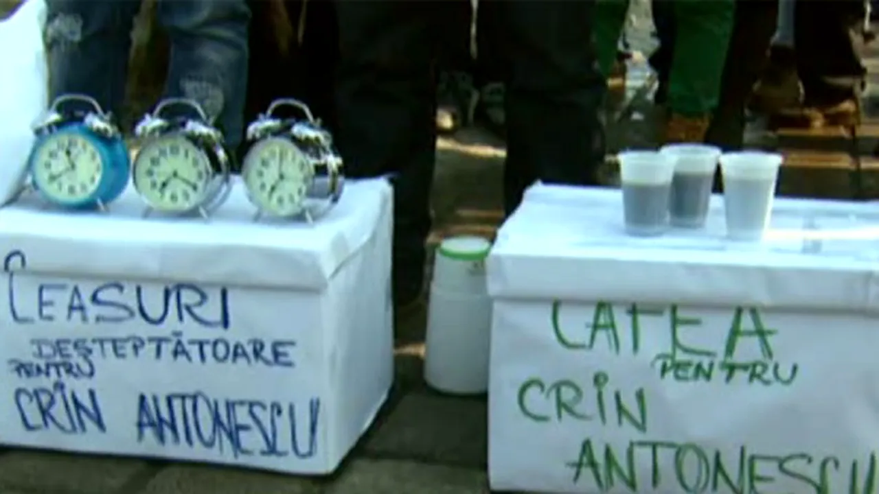 Tineri cu ceasuri deşteptătoare şi perne, în faţa Parlamentului, pentru 