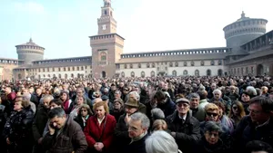 Mii de oameni, inclusiv multe personalităţi culturale şi politice, la funeraliile lui Umberto Eco - GALERIE FOTO, VIDEO 
