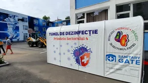 Tuneluri dezinfectante pentru elevi, montate în zeci de şcoli din ţară, contraindicate de Organizaţia Mondială a Sănătăţii şi Institutul de Sănătate Publică