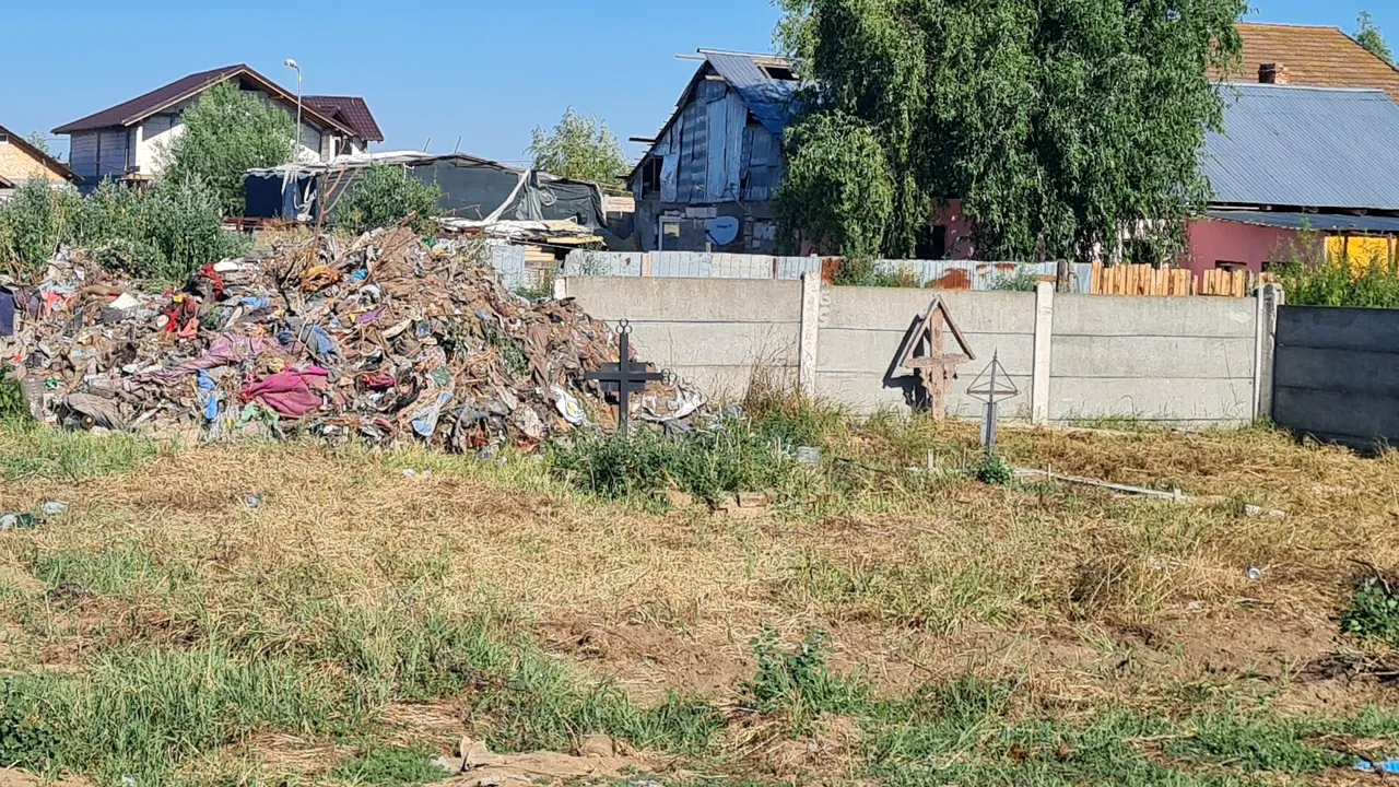 Primăria Craiova, reclamată că şi-a pus mormintele pe terenul unui privat

