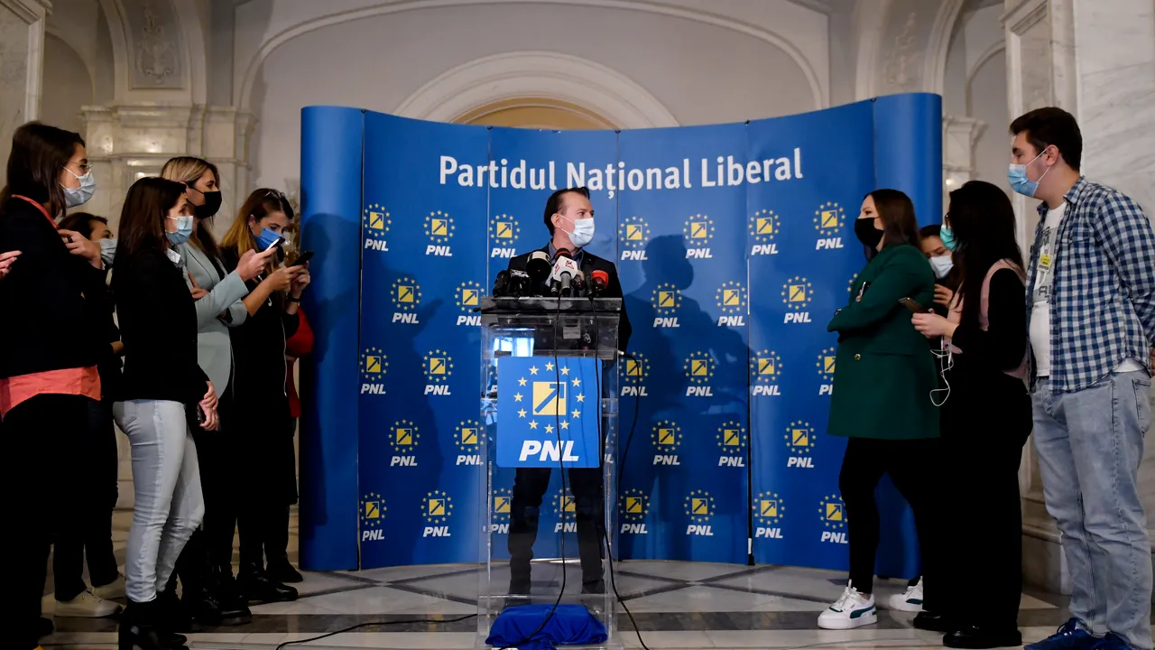 COMENTARIU Marius Oprea / Noroc că sîntem într-o situaţie disperată, altfel nu scăpam de Cîţu!