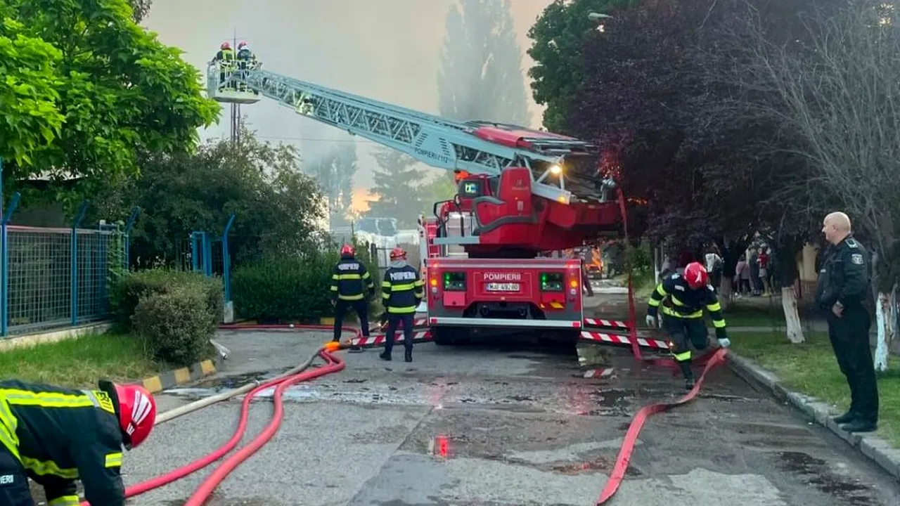 Hunedoara: Incendiu puternic la acoperișul unei hale