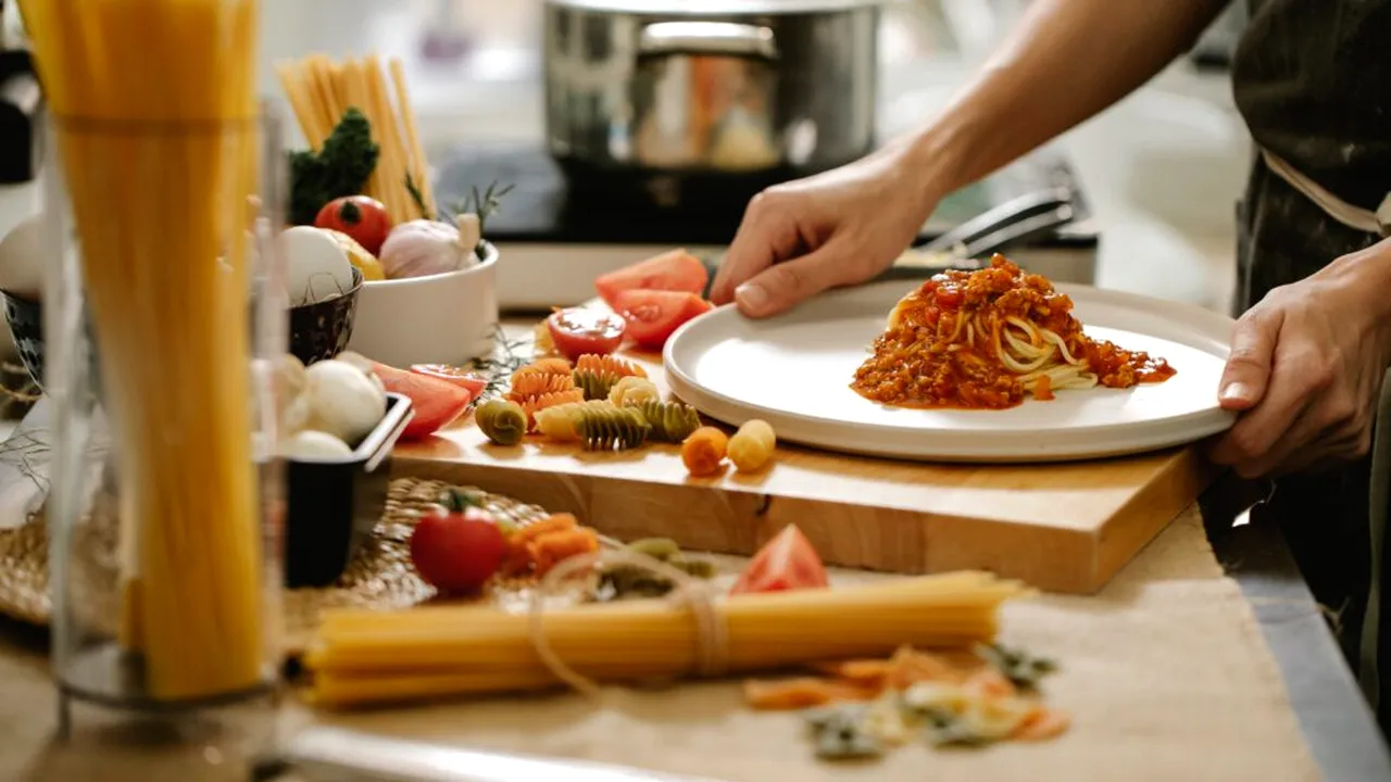 Se caută mii de oameni în restaurantele din Italia. Iată cine câștigă până la 2.250 de euro pe lună