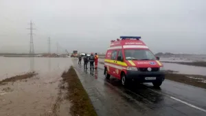 Un autocar cu 15 călători a ajuns în şanţ, după ce a traversat o porţiune de drum inundat în Constanţa - FOTO