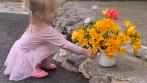 Mamele ucrainiene scriu datele de identificare a copiilor pe corpurile micuţilor, în caz că ele vor fi ucise de ruşi