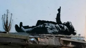 Banksy dezvăluie un nou mural cu copii privind stelele în Londra