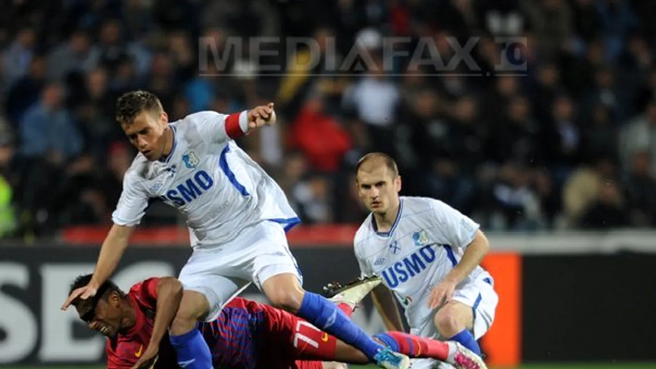 Pandurii Târgu Jiu - Steaua, scor 1-1, în Liga I. Un suporter a intrat pe teren şi şi-a dat pantalonii jos în faţa portarului stelist - FOTO