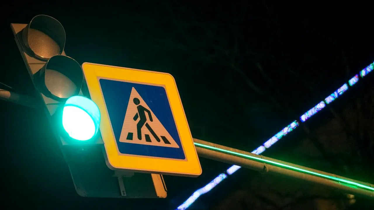 Ce-ai făcut, Bobiţă? Semafor alimentat cu energie electrică de la un bar. Proprietarul a tăiat curentul pentru neplată
