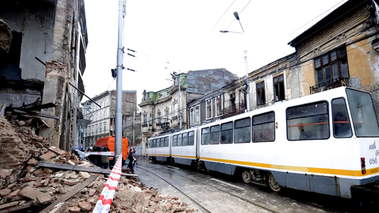 Zidul unei case de pe Calea Moşilor s-a prăbuşit, traficul este restricţionat - FOTO
