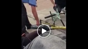 Faptă reprobabilă: Doi poliţişti locali, filmaţi când dezumflă roţile unor biciclete | VIDEO