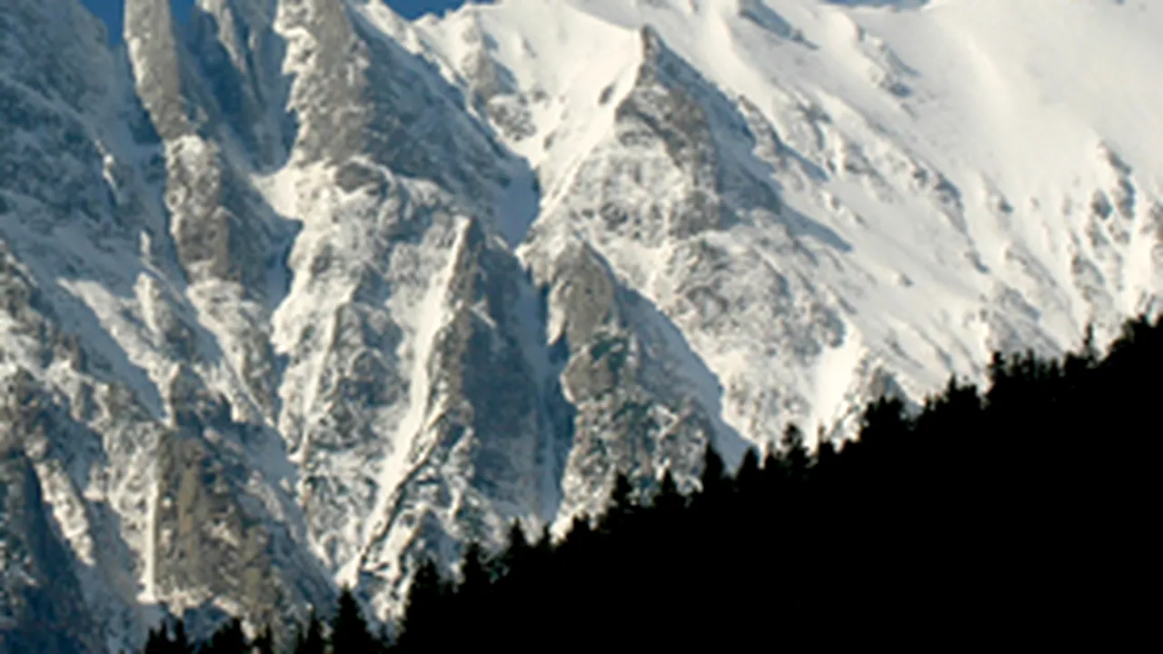 Risc însemnat de avalanşă în Munţii Făgăraş şi Bucegi
