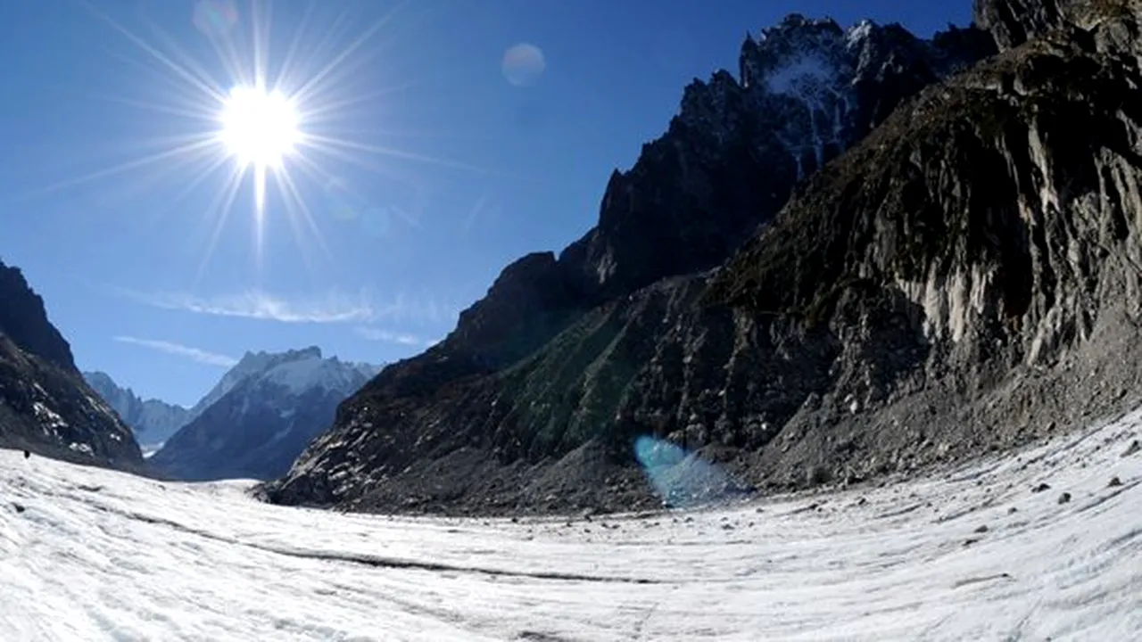 Aterizare forţată la 2.200 metri: Un avion uşor a aterizat pe un gheţar din Mont-Blanc