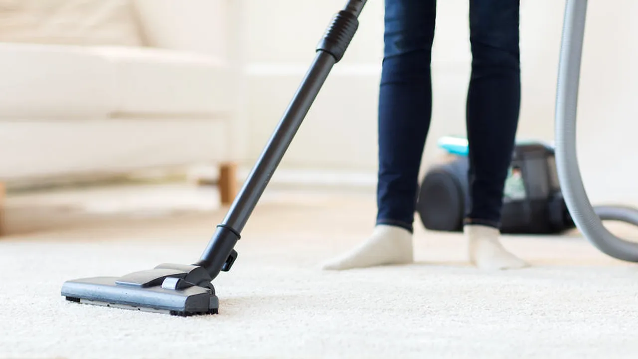 O menajeră din Oradea a furat cardul bătrânei la care lucra. A făcut peste 80 tranzacţii: şi-a cumpărat frigider, maşină de splălat şi hotă