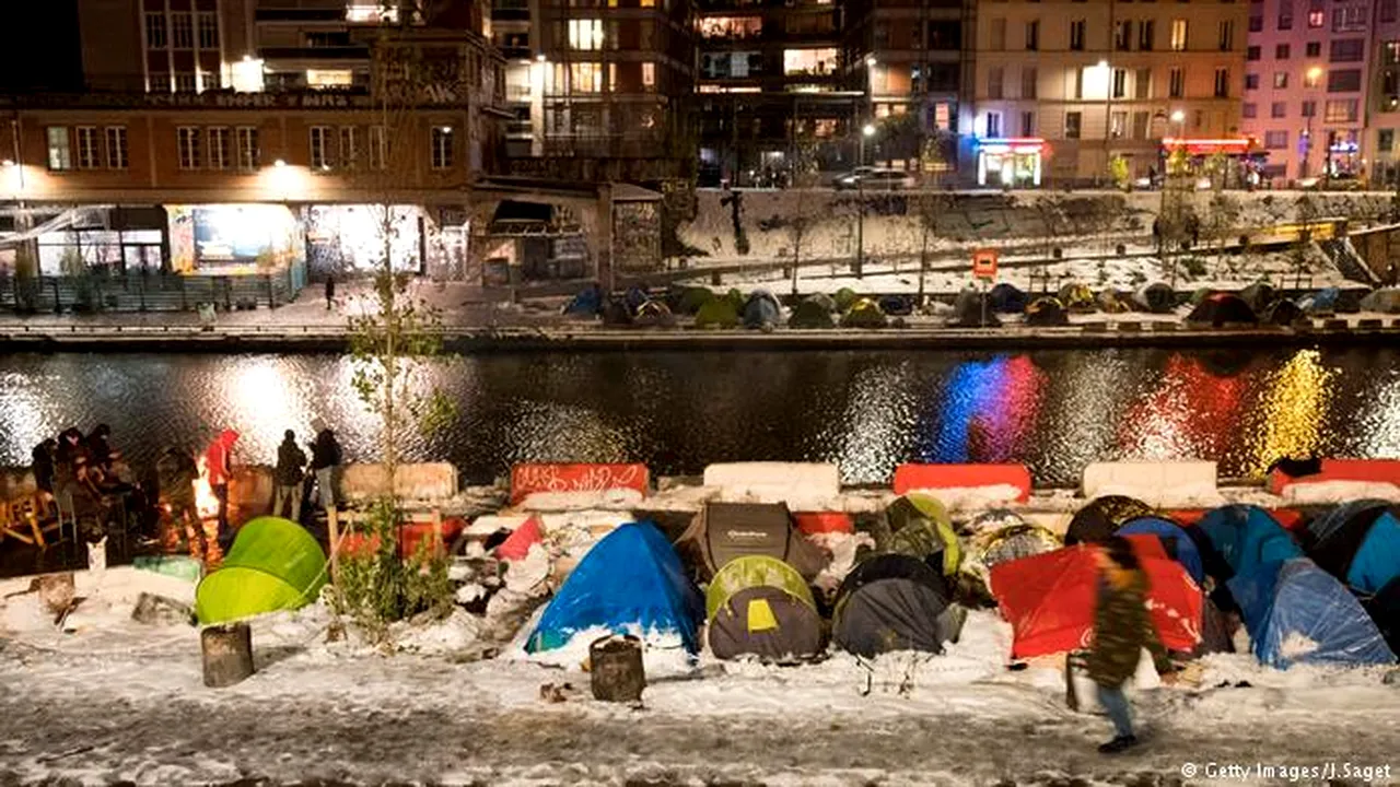 Politica dură a Franţei cu privire la imigranţi: Guvernul a decis evacuarea taberelor de refugiaţi de lângă canalele Parisului