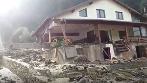 Imaginile DEZASTRULUI, după viitura din Rucăr: Case distruse şi maşini avariate | VIDEO