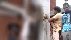 Doi tineri pakistanezi, omorâţi în bătaie fără ca poliţia să intervină - VIDEO