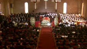 Funeraliile lui Whitney Houston: 1.500 de oameni au asistat la ceremonie. Sicriul, scos din biserică pe acordurile piesei 