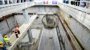 Ministerul Transporturilor cere Metrorex şi constructorului soluţii în cazul surpării de teren la Eroilor. Constructorul afirmă că 