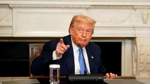 Trump îl numește pe Putin „un tip inteligent”, înainte de întâlnirea din Alaska