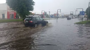 GALERIE FOTO Gospodării şi drumuri publice din Alba Iulia, inundate după o ploaie torenţială