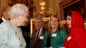 Malala, invitată la Palatul Buckingham, i-a oferit reginei Elizabeth a II-a o carte - FOTO