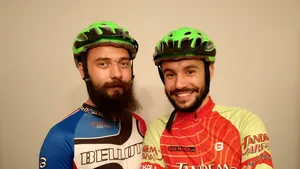 GALERIE FOTO | Un clujean cu handicap şi prietenul lui traversează Transfăgărăşanul pe bicicletă