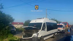 Accident între un microbuz şi o maşină în Dâmboviţa: 13 persoane implicate