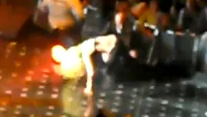 Lady Gaga a căzut din nou pe scenă - VIDEO
