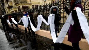 Petiţie de peste 100 de metri, depusă la Guvern. Care sunt cerinţele celor 10.000 de studenţi care au semnat