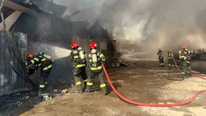 Mureș: Incendiu la un depozit de materiale electrocasnice. Autoritățile au transmis mesaj Ro-Alert