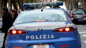 Zece români suspectaţi de furturi de la turişti, reţinuţi la Roma