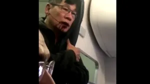 Twitter, acuzat că ar şterge postările negative despre incidentul dintr-un avion United Airlines în care un pasager a fost târât afară din aeronavă