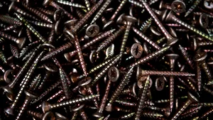 Medicii au găsit peste un kilogram de cuie şi şuruburi în stomacul unui bărbat. Motivul pentru care le înghiţea