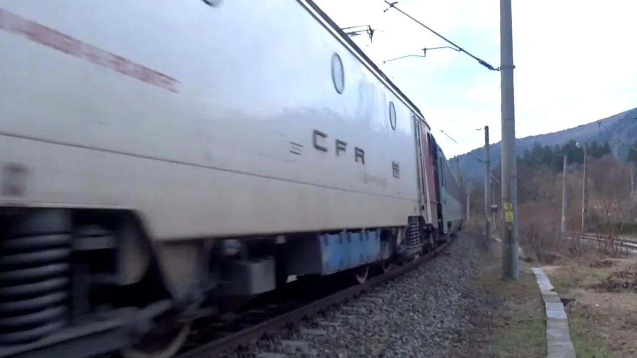 CFR: Circulație îngreunată de copaci căzuți pe calea ferată în zona Brașov