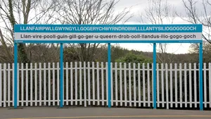 Llanfairpwllgwyngyllgogerychwyrndrobwllllantysiliogogogoch este locul cu cel mai lung nume din Europa